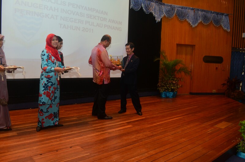 Recieving the momento from Dato' 